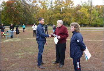 капитана команды ВГУ Беляева Виталия награждает за 3 место Президент Воронежской региональной общественной организации "Буревестник" Шевелев А.С.