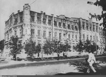 В этом здании в годы эвакуации размещался Воронежский авиационный институт (Ташкент, 1942–1946)