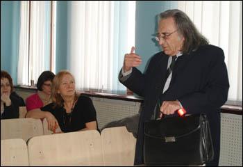 на обсуждении выступает профессор МГЛУ, председатель Белорусской ассоциации коммуникативной лингвистики Д.Г. Богушевич