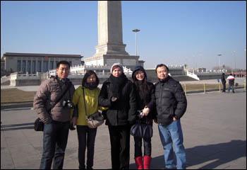 С бывшими студентами ВГУ на площади Тяньаньмынь