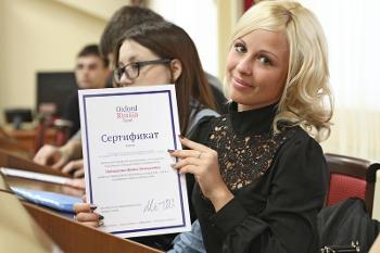 руководство липецкой обл детск больницы. вручение сертификатов сиротам. вручили сертификат. свидетельство об именной стипендии. вручение сертификата.